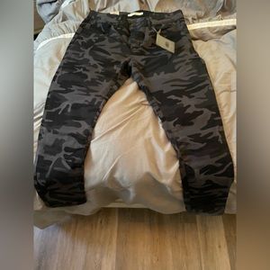 Levi 711 skinny camo ankle jeans